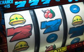Layar awal aplikasi mobile luckyslot99 menampilkan menu navigasi utama dan opsi permainan